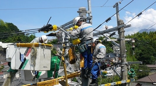 電線の工事をしている人